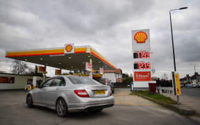 The logo of energy giant Royal Dutch Shell is pictured at a petrol station in London on January 30, 2018. / AFP PHOTO / BEN STANSALL