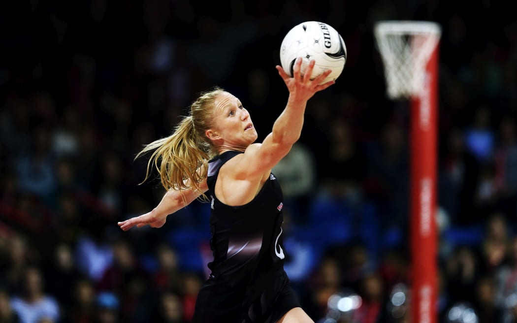Laura Langman playing for the Silver Ferns in 2015