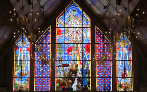 The Great Window, designed by Nigel Brown, is said to be the largest expanse of stained glass in the southern hemisphere. The windows have a Maori/Polynesian side and a European side, with the risen Christ in the centre crowned by a seven-petalled flower depicting the seven days of Creation.