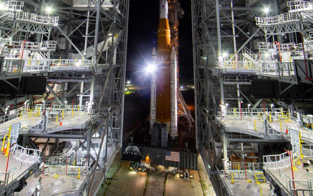 La nave espacial Orion y el Sistema de Lanzamiento Espacial, al amanecer, en el Centro Espacial Kennedy de la NASA en Florida, el 16 de agosto de 2022.