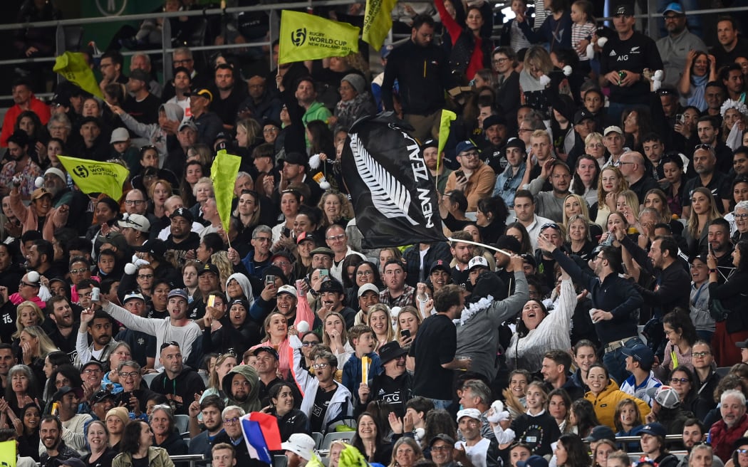 Fans et spectateurs.  New Zealand Black Ferns v France, New Zealand Women's Rugby World Cup 2021 (joué en 2022) Demi-finale à Eden Park, Auckland, Nouvelle-Zélande, le samedi 5 novembre 2022.