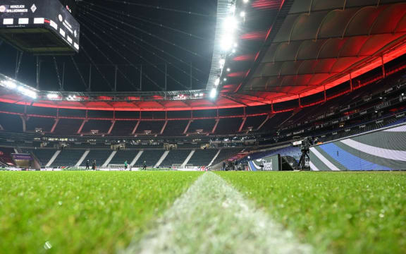 15. Dezember 2020, Hessen, Frankfurt/Main: Fußball: Bundesliga, Eintracht Frankfurt - Borussia Mönchengladbach, Spieltag 12 im Deutsche Bank Park.  Am Spielfeldrand wurde in einem leeren Feld eine weiße Umrandung gezogen.