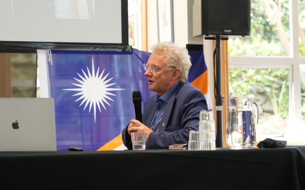 Duncan Currie hablando en una conferencia nuclear en Dunedin, Nueva Zelanda, 2022