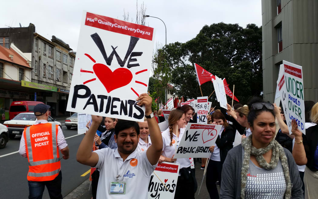 Auckland health workers protest after negotiations on how to extend weekend services came to a halt.