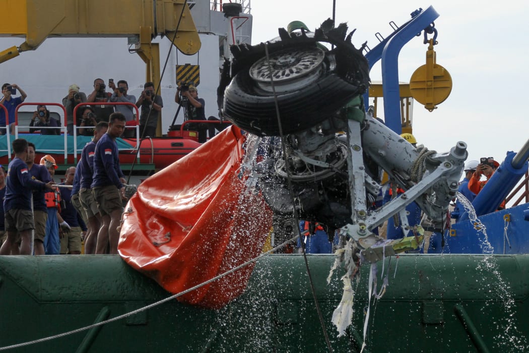 An Indonesian rescue team lift a pair tires from the ill-fated Lion Air flight JT 610 off Karawang in the Java Se