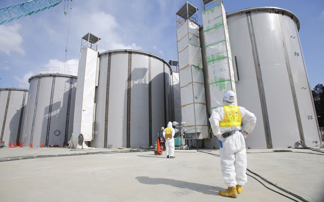 Zbiorniki na radioaktywną wodę w budowie w elektrowni jądrowej Fukushima.