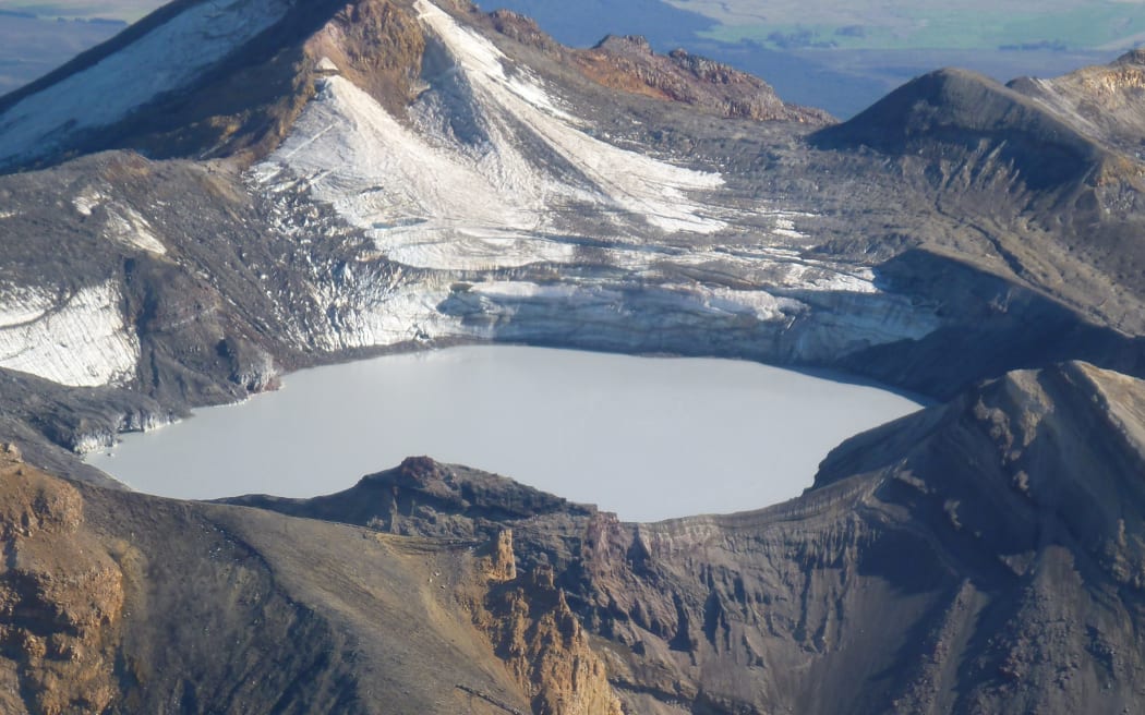Mt Ruapehu 火山口湖的温度一直在缓慢上升。