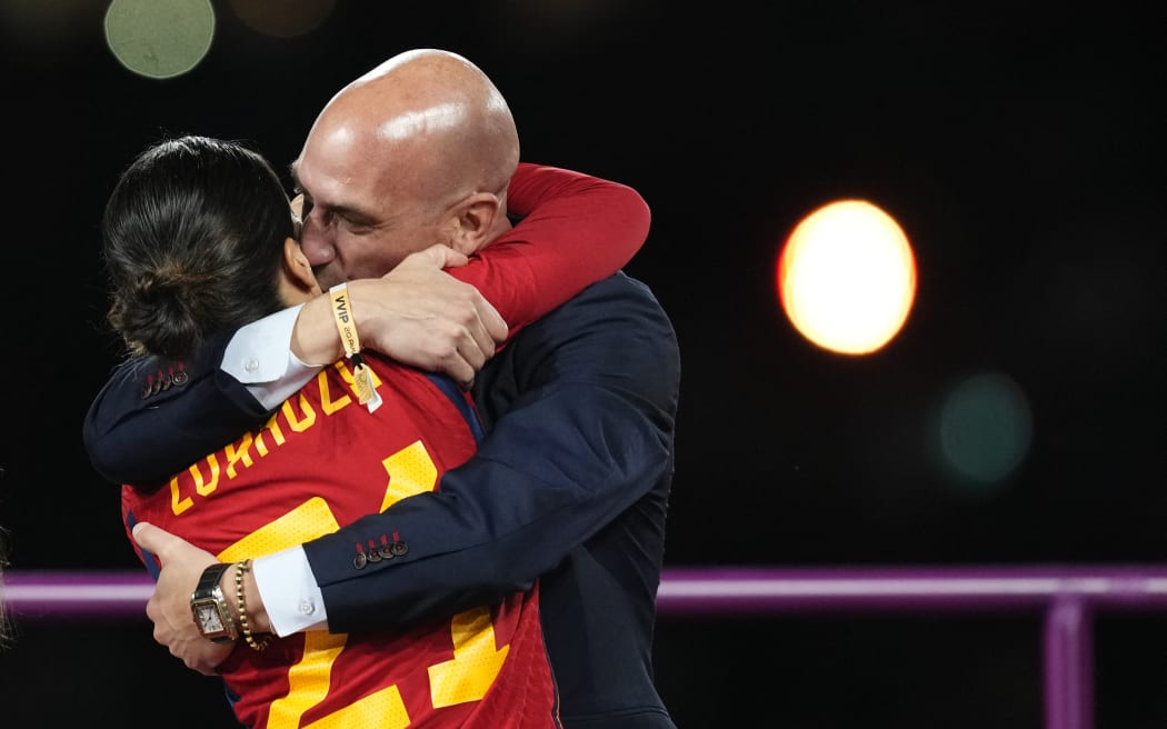 Le président de la Fédération espagnole, Luis Rubiales, embrasse un joueur après avoir remporté la Coupe du monde.