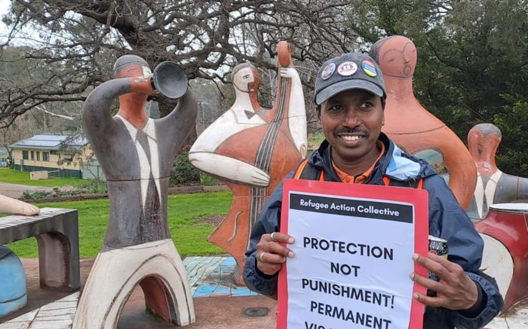 Sri Lankan refugee Neil Para is walking 1000 kilometres to raise awareness of refugees in Australia, particularly those facing visa problems.