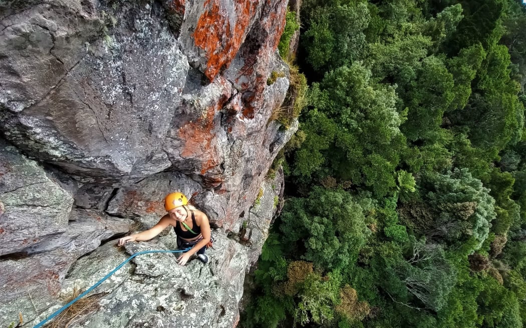 Anna Parsons, qui aime le plein air, a subi de graves blessures lorsqu'elle est tombée de 80 pieds lors d'une escalade au parc national de Yosemite en Californie en août 2022.