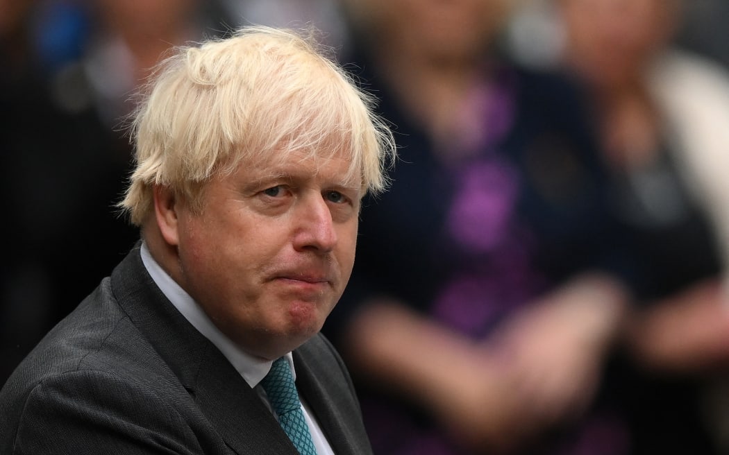 El primer ministro británico, Boris Johnson, pronuncia su último discurso frente al número 10 de Downing Street, en el centro de Londres, el 6 de septiembre de 2022.