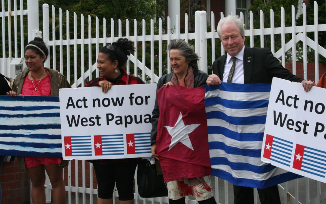 Protestors calling for media freedom in West Papua. From left: Tekura Moekaa, Teresia Teaiwa, and New Zealand MPs Catherine Delahunty and Steffan Browning