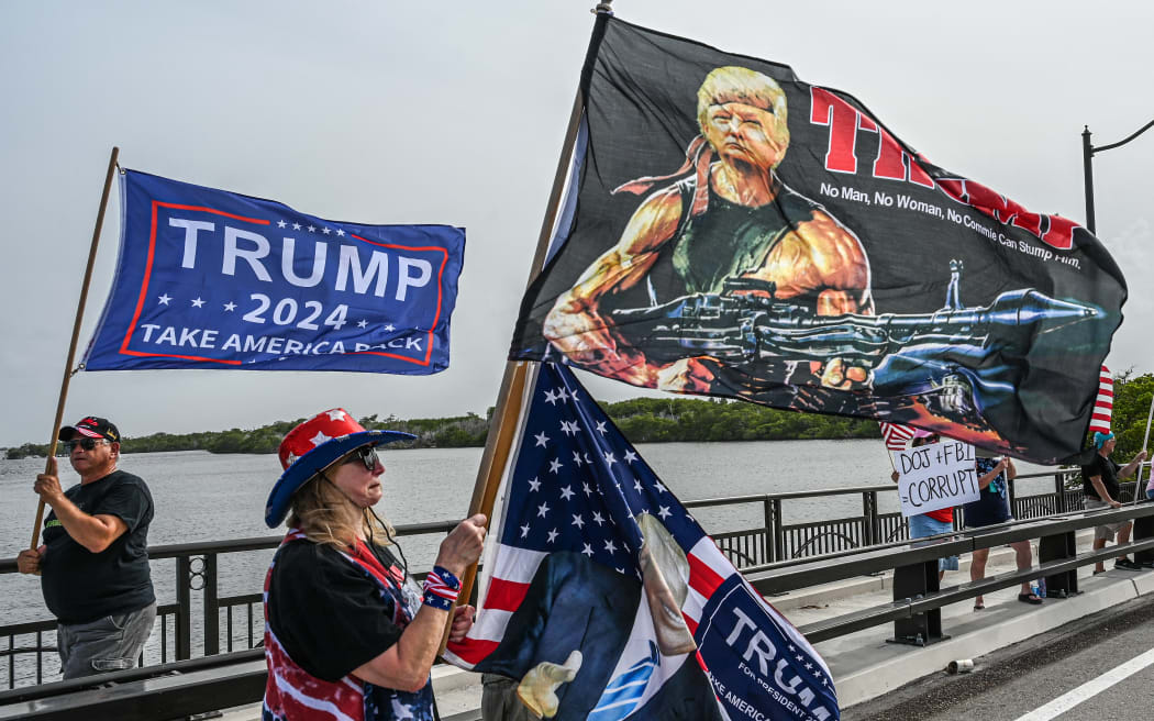 Zwolennicy byłego prezydenta USA Donalda Trumpa zbierają się w pobliżu jego rezydencji w Mar-A-Lago w Palm Beach na Florydzie 9 sierpnia 2022 r. - Były prezydent USA Donald Trump powiedział 8 sierpnia 2022 r., że jego rezydencja w Mar-A- Lago jest na Florydzie 