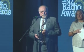 Glenn Smith receiving the Sir Paul Holmes award for Radio Broadcaster of the Year on behalf of 1XX.