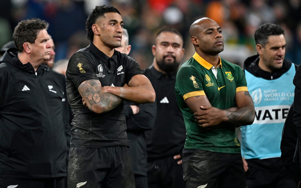 紐西蘭選手 Rieko Ioane 和馬克特利亞 (Mark Telea) 在決賽失利後感到沮喪。  2023 年法國橄欖球世界杯，紐西蘭全黑隊對陣南非隊決賽將於 2023 年 10 月 29 日星期六在法國聖但尼法蘭西體育場舉行。照片來源：Andrew Cornaga / www.photosport.nz