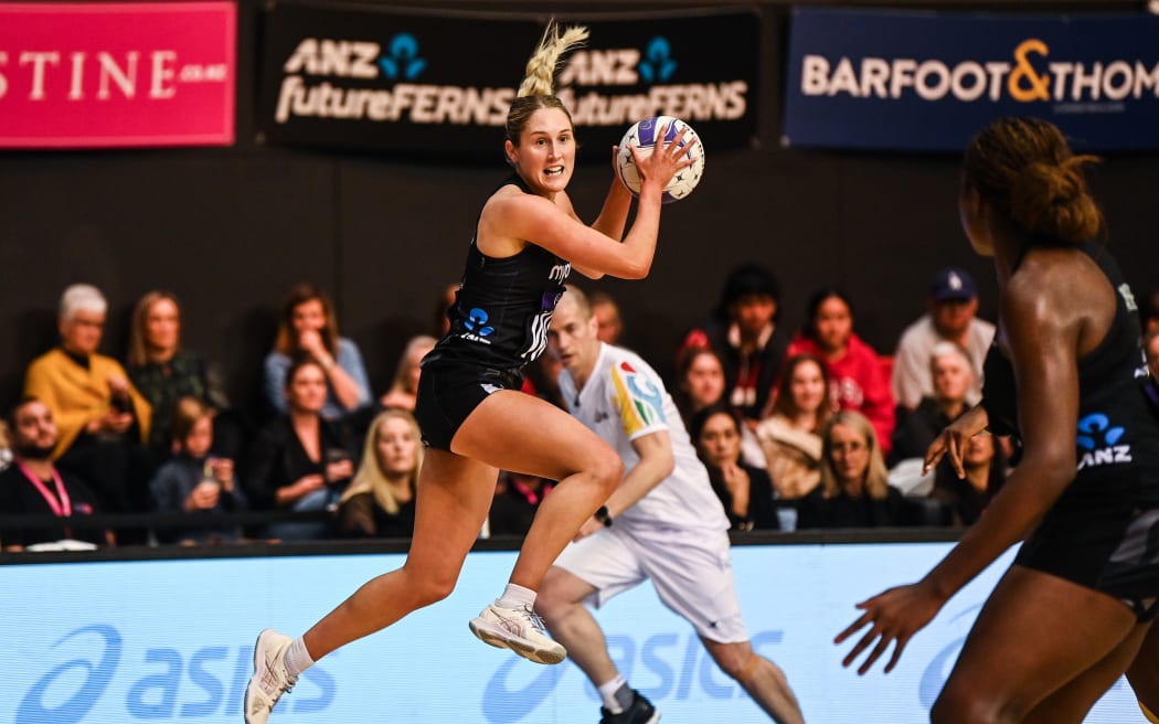 Maddy Gordon z Nowej Zelandii na meczu New Zealand Silver Ferns vs Jamajka, Tiny Jamison Trophy na stadionie Eventvinda, Auckland, 21 września 2022 r.