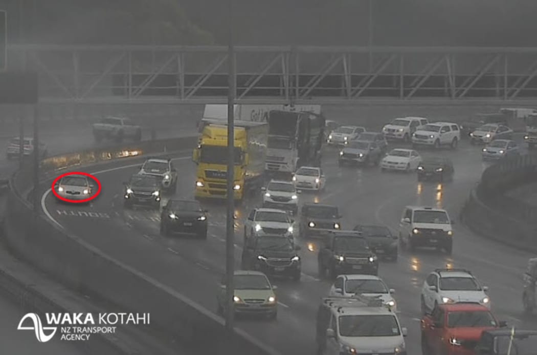 A crash on Auckland's northern motorway between the Harbour Bridge and Fanshawe Street caused delays in rainy weather on Friday morning.