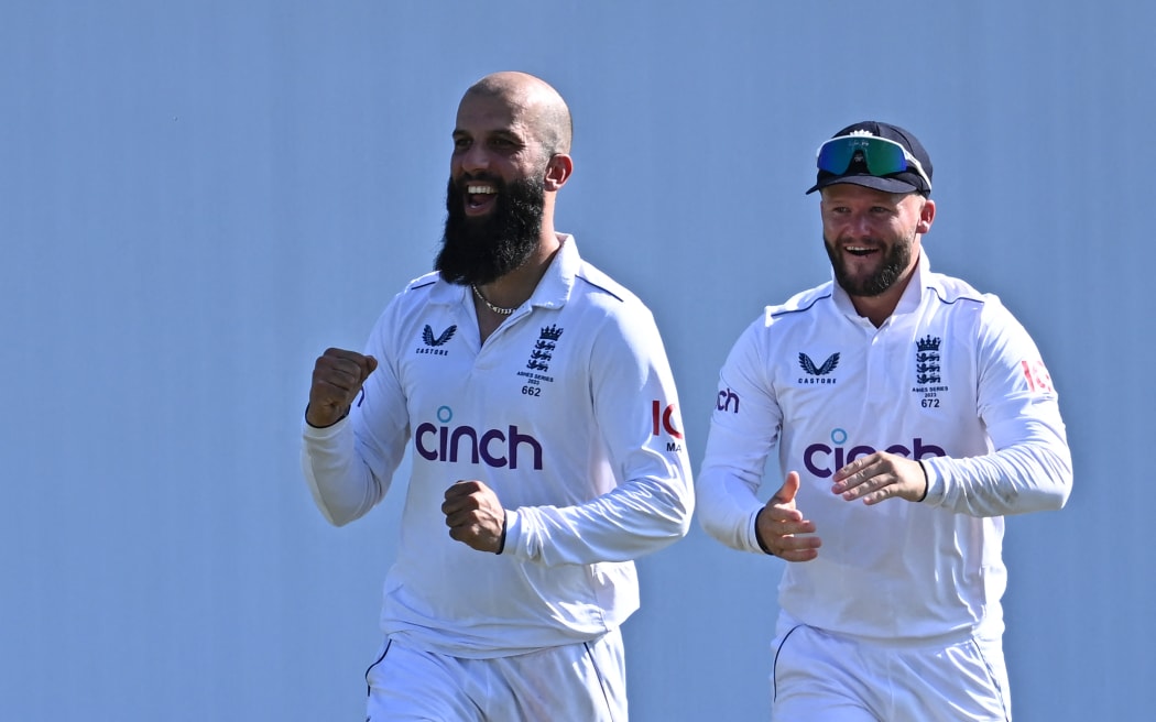England's Moeen Ali (L) celebrates after taking the wicket of Australia's Steven Smith, cuaght by England's Ben Duckett (R) on day two of the third Ashes cricket Test match between England and Australia at Headingley cricket ground in Leeds, northern England on July 7, 2023. (Photo by Paul ELLIS / AFP) / RESTRICTED TO EDITORIAL USE. NO ASSOCIATION WITH DIRECT COMPETITOR OF SPONSOR, PARTNER, OR SUPPLIER OF THE ECB