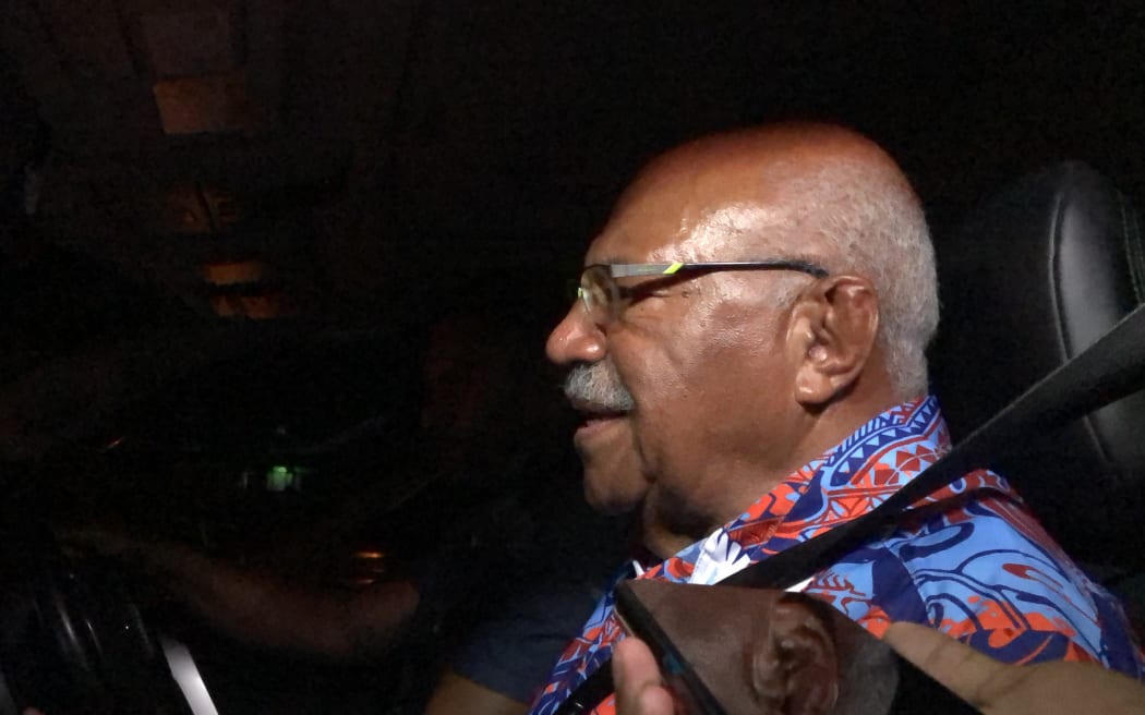 Après deux heures d'interrogatoire par la police, le chef du Parti de l'alliance populaire, Sitiveni Rabuka, a été relâché sans inculpation.  exhorte ses partisans à "Reste calme" En route en voiture depuis le siège des enquêtes criminelles à Torak à Suva.  16 décembre 2022