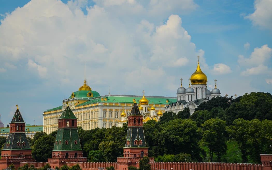 El Kremlin de Moscú es el más conocido de los kremlins (ciudadelas rusas) e incluye cinco palacios, cuatro catedrales y la muralla del Kremlin con torres del Kremlin.  El complejo sirve como residencia oficial del presidente de la Federación Rusa.  (Wikipedia)