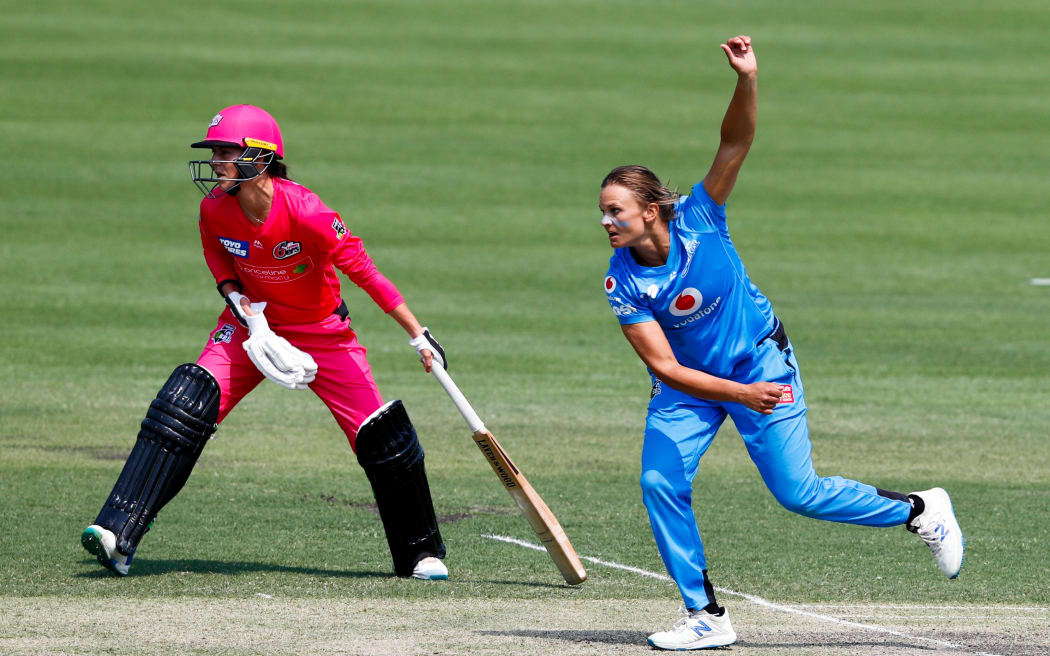 Marizanne Kapp of the Sixers and Suzie Bates of the Strikers. Big Bash 2019.