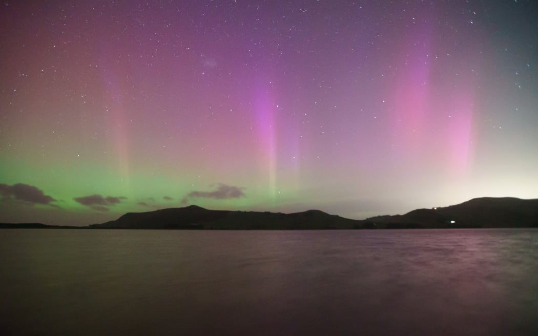 Les aurores boréales ont illuminé le ciel de la Nouvelle-Zélande lundi soir, avec un superbe spectacle de couleurs.
