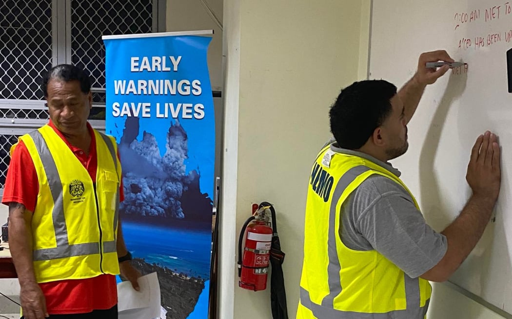 Personal de la Oficina Nacional de Manejo de Emergencias - NEMO Tonga