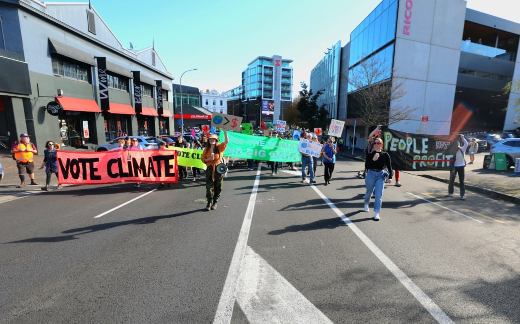 2023 年 5 月 26 日，气候倡导者参加了在奥克兰举行的游行，要求新西兰减少排放、向再生农业过渡、将投票年龄降至 16 岁，并以 tangata whenua 为决策中心应对气候危机。