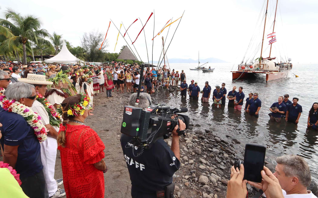 Hokule'a and Hikianalia voyaging canoes arrive in Tahiti RNZ News