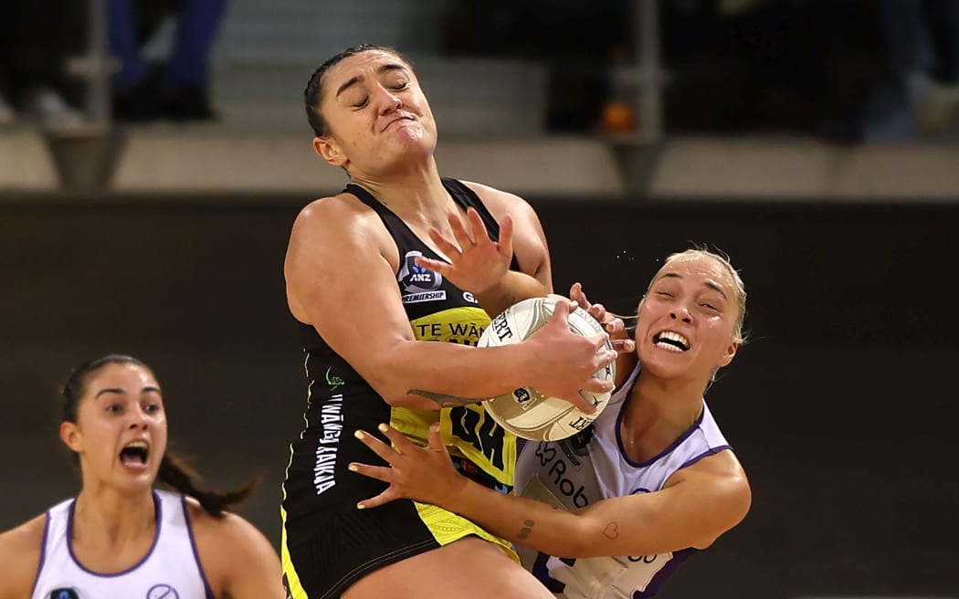 Stars' Mila Reuelu-Buchanan (R) contests possesiion with Pulse's Tiana Metuarau during the ANZ Premiership elimination final in Porirua.