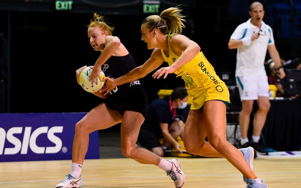 Samantha Winders of the Silver Ferns under pressure from Liz Watson of the Diamonds 2021 Constellation Cup.