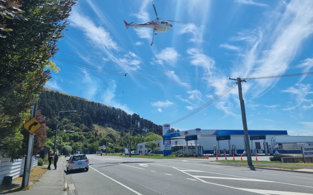 Un hélicoptère à Hillsborough impliqué dans la lutte contre un incendie dans les Port Hills le 20 novembre 2023.