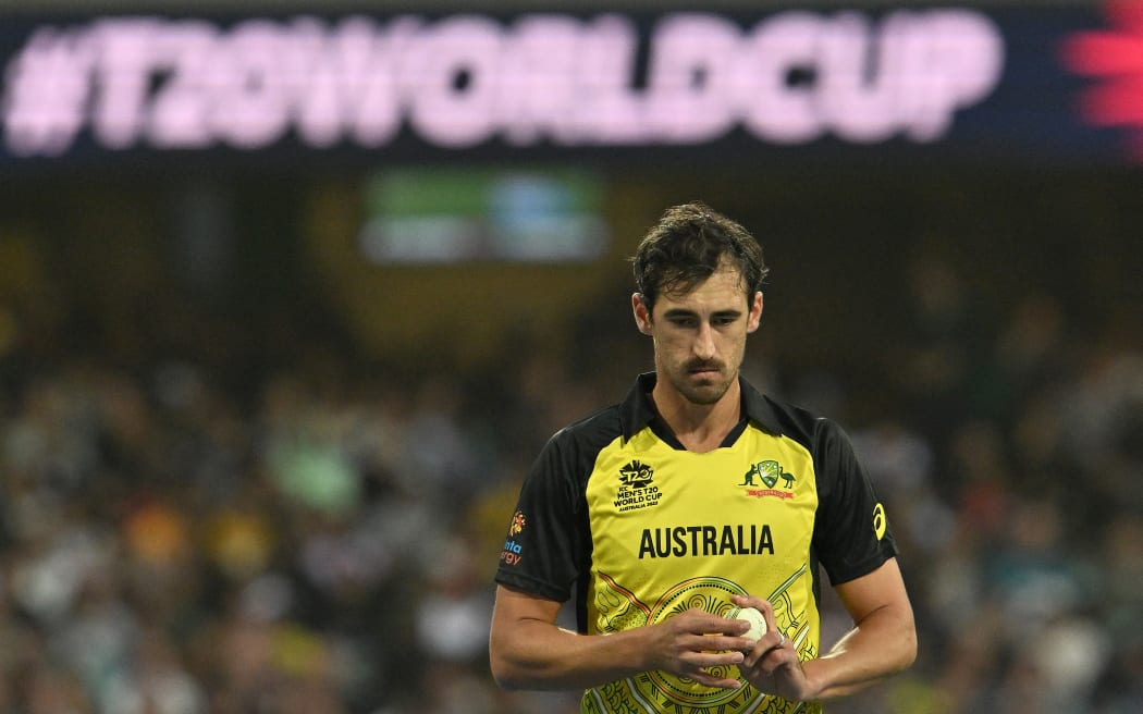 Australia's Mitchell Starc prepares to bowl during the ICC men’s Twenty20 World Cup 2022 cricket match between Australia and New Zealand at the Sydney Cricket Ground (SCG) in Sydney on October 22, 2022. (Photo by Saeed KHAN / AFP) / -- IMAGE RESTRICTED TO EDITORIAL USE - STRICTLY NO COMMERCIAL USE --