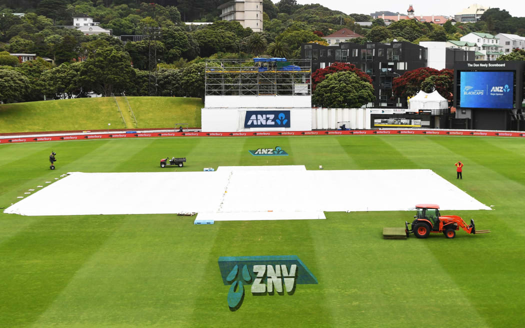 The weather and Sri Lanka batsmen Kusal Mendis and Angelo Mathews put paid to the Black Caps hopes of victory in the first test at the Basin Reserve.