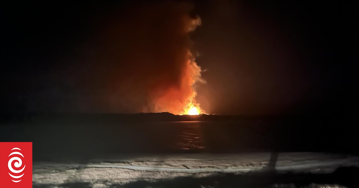 Houses evacuated as winds fan large blaze near Twizel - Vimarsana News
