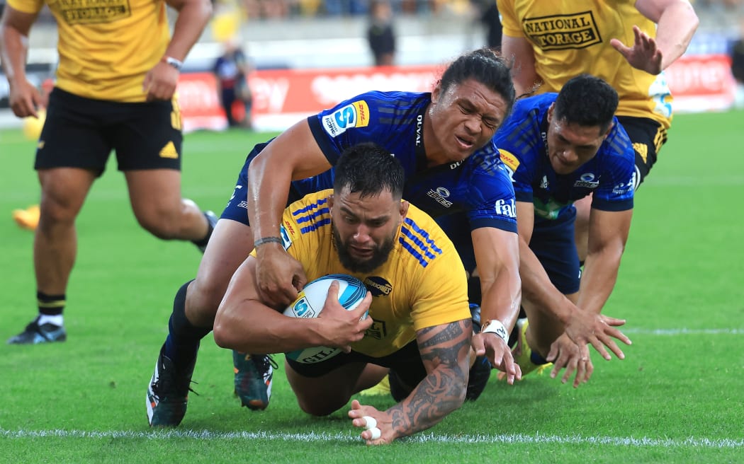 Blues hold off fast finishing Hurricanes RNZ News