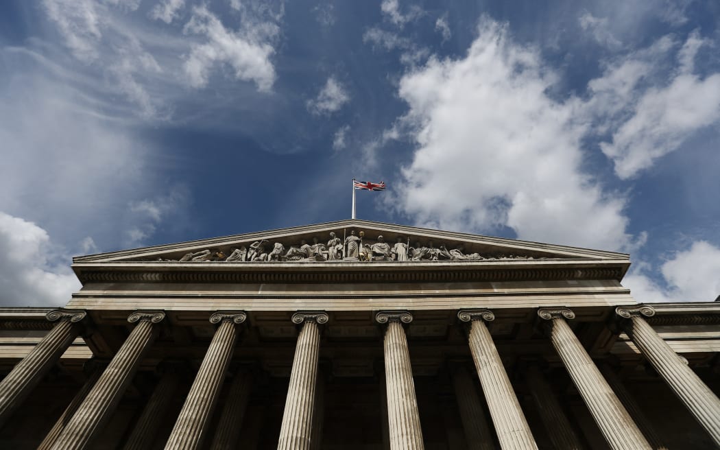 (ARCHIVOS) La fachada del Museo Británico en el centro de Londres el 24 de agosto de 2018. El Museo Británico dijo el miércoles que había despedido a un miembro del personal después de que se encontraron artículos de su colección. 