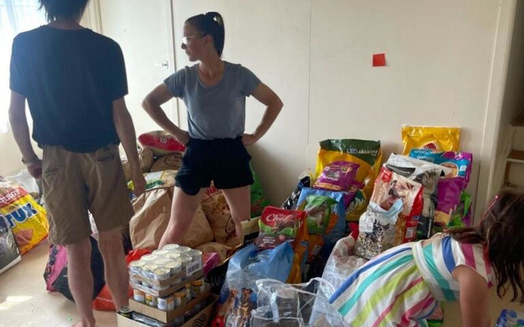 志愿者在霍克斯湾的豪莫阿纳分拣物资。