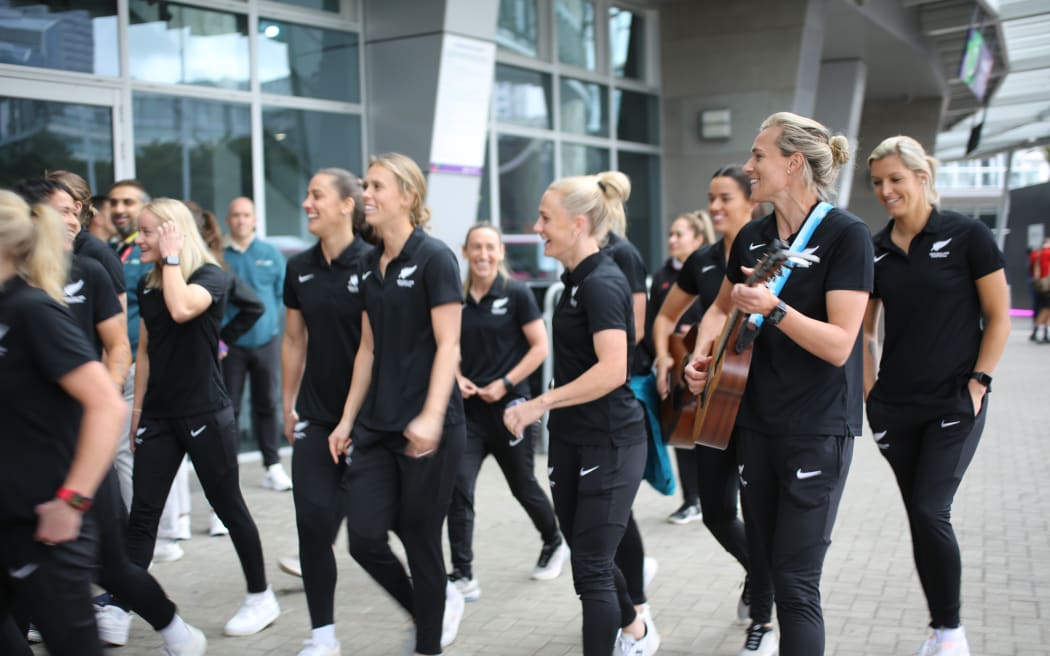 Pie de foto: Los equipos de la Copa Mundial Femenina de la FIFA son recibidos oficialmente en Auckland