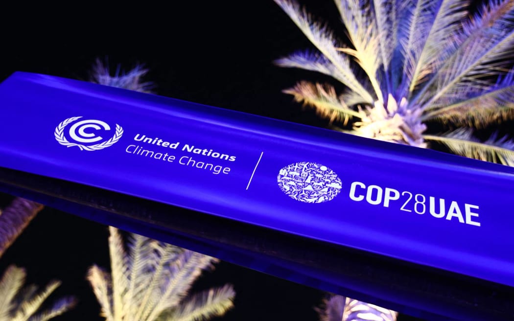Logotipo de la COP28 en el día inaugural de la Conferencia de las Naciones Unidas sobre el Cambio Climático COP28 en Dubái, Emiratos Árabes Unidos, el 30 de noviembre de 2023. (Foto de Jakub Porzycki/NurPhoto) (Foto de Jakub Porzycki/NurPhoto/NurPhoto vía AFP)
