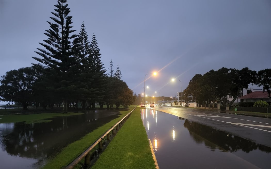 洪水期间奥雷瓦的芙蓉海岸公路