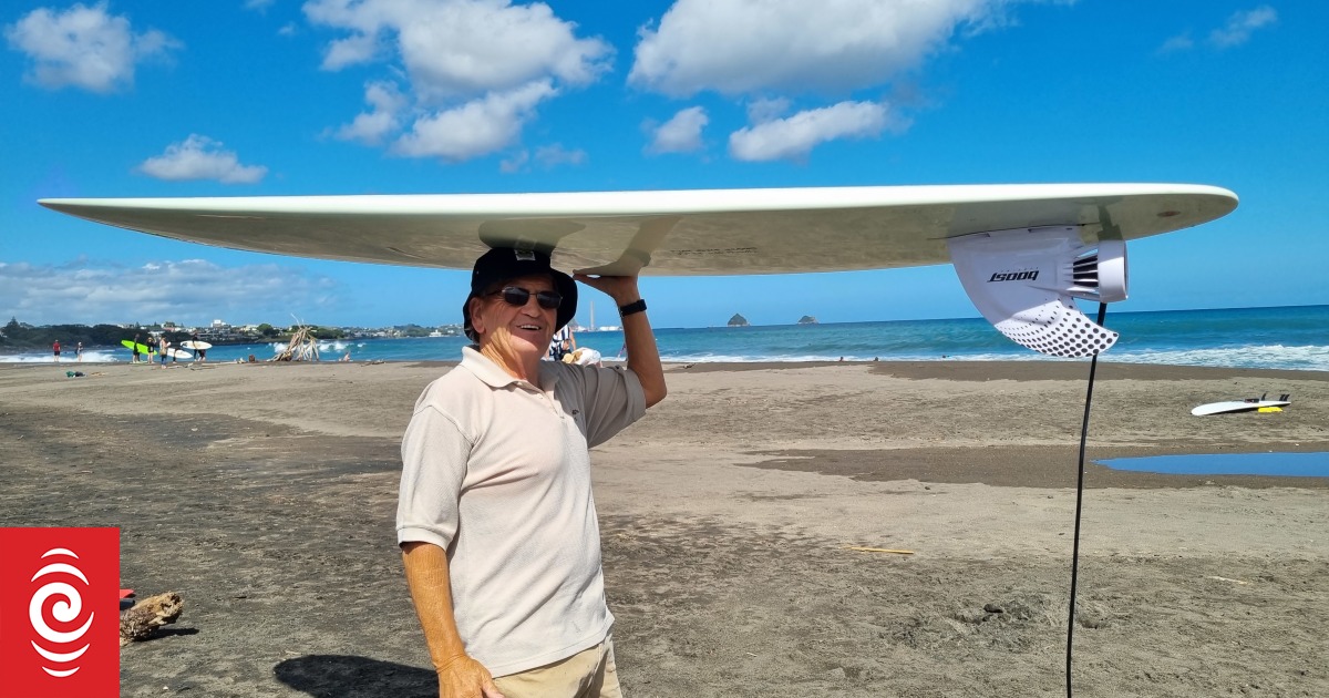 Surfer po osiemdziesiątce ścigający „bagażnik” na powerboardzie