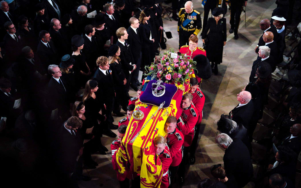 مجموعة دب من شركة Queen's ، الكتيبة الأولى Grenadier Guards تحمل نعش الملكة إليزابيث الثانية ، المزين بالمعيار الملكي وتاج إمبريال ستيت وجرم السيادة والصولجان.  في 19 سبتمبر 2022.