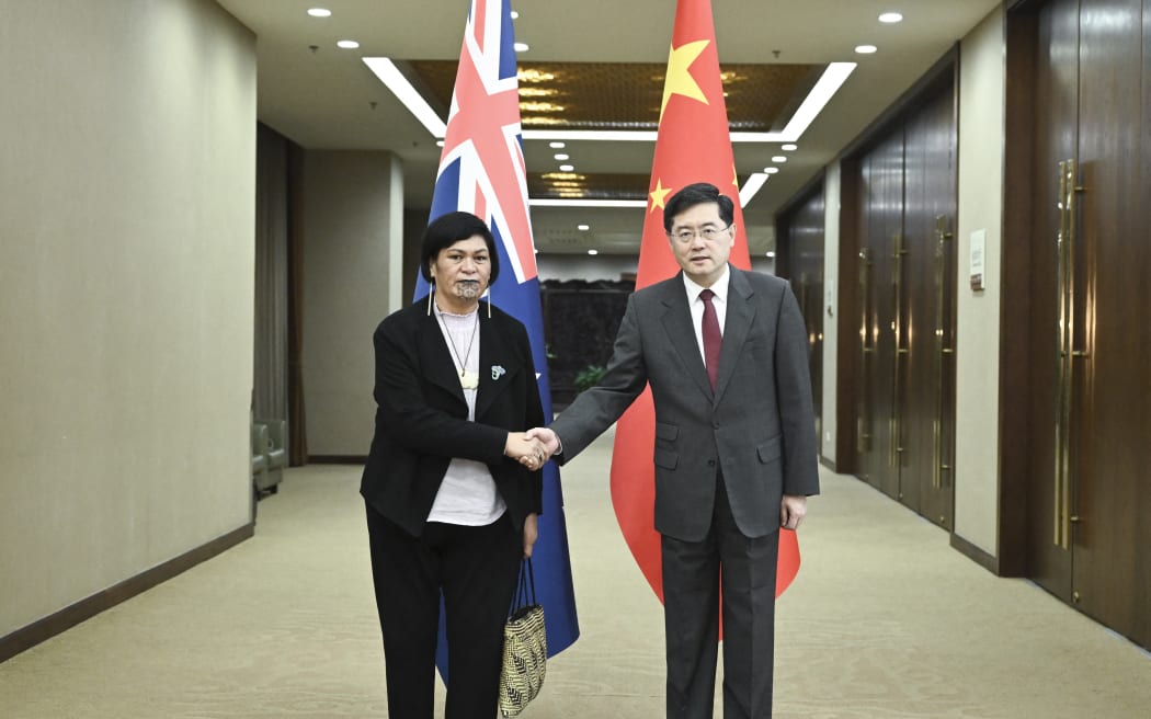 (230324) 베이징, 2023년 3월 24일 (신화) 친강 중국 국무위원 겸 외교부장이 2023년 3월 24일 중국의 수도 베이징에서 나나야 마호타 뉴질랜드 외교장관을 만났다. ) (사진: Yan Yan/Xinhua/ AFP통신)