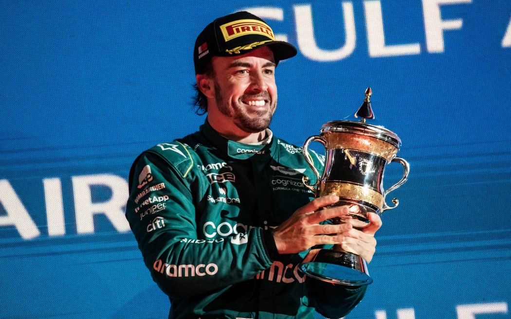 Aston Martin F1-coureur Fernando Alonso na zijn derde plaats in de Grand Prix van Bahrein, 2023.