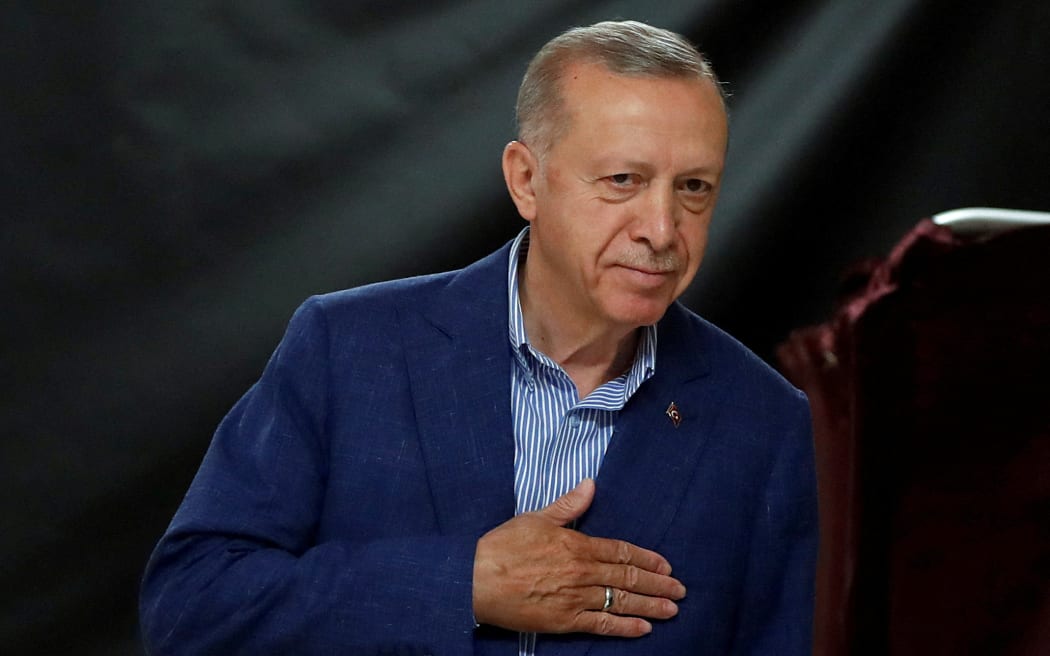 Türkiye Cumhurbaşkanı ve AK Parti'nin cumhurbaşkanı adayı Recep Tayyip Erdoğan, cumhurbaşkanlığı seçimi oy kullanma günü İstanbul'da bir sandıkta.  28 Mayıs 2023.