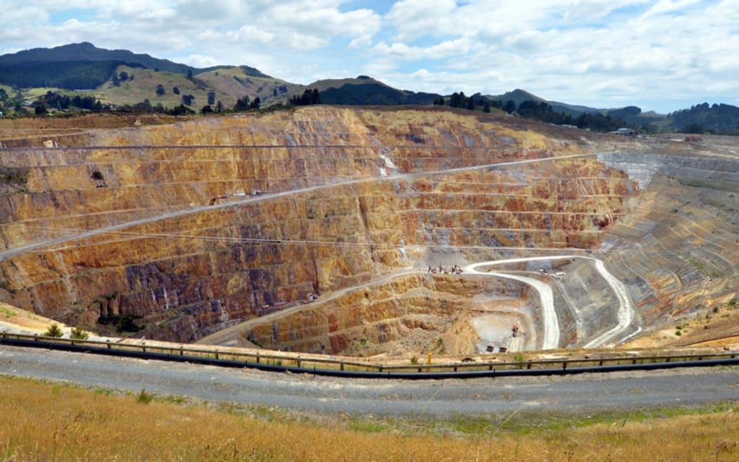 The goldmine in Waihi is changing hands from Newmont to NZ company Oceanagold.