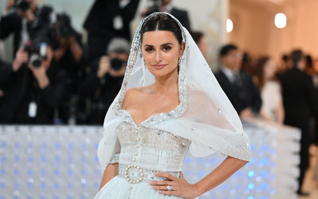 Hiszpańska aktorka Penelope Cruz przybywa na Met Gala 2023 w Metropolitan Museum of Art 1 maja 2023 roku w Nowym Jorku.  Podczas gali zebrano fundusze na Instytut Kostiumów w Metropolitan Museum of Art.  Tematem ceremonii 2023 jest "Karl Lagerfeld: linia piękna." (Zdjęcie: Angela Weiss/AFP) (Zdjęcie: Angela Weiss/AFP za pośrednictwem Getty Images)