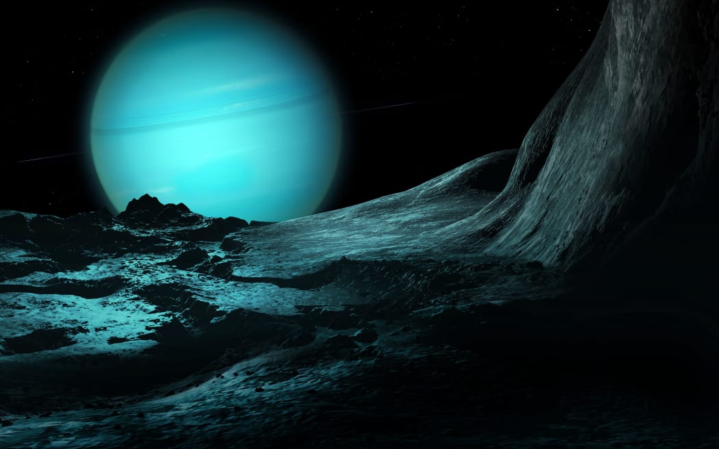 Illustration de la planète géante verte glacée Uranus, vue de la surface de sa lune la plus profonde, la fracturée Miranda.  Uranus est la septième planète en termes de distance au Soleil, en orbite à une distance moyenne de 2,85 milliards de kilomètres.  Il est inhabituel en ce qu'il a une atmosphère très pâle et presque sans relief et une inclinaison de pivot de près de 100 degrés.  La surface étrange de Miranda, y compris la plus haute falaise du système solaire connu, indique que le monde a été brisé lors d'une collision et plus tard réassemblé.  (Photo de Mark Garlick/LIBRA/MGA/Science Image Library via AFP)