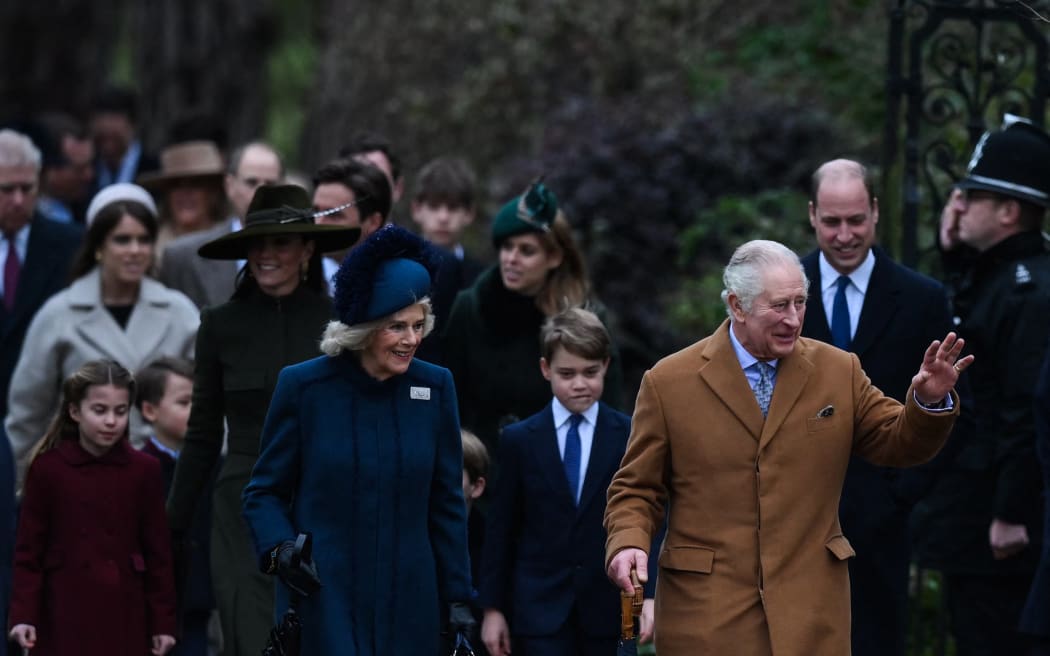 Le roi Charles III (à droite) flanqué de Camilla, reine consort (à gauche), salue les membres du public alors qu'il arrive pour le service de Noël traditionnel de la famille royale à l'église St Mary Magdalene à Sandringham, Norfolk, dans l'est de l'Angleterre, le 25 décembre , 2022.